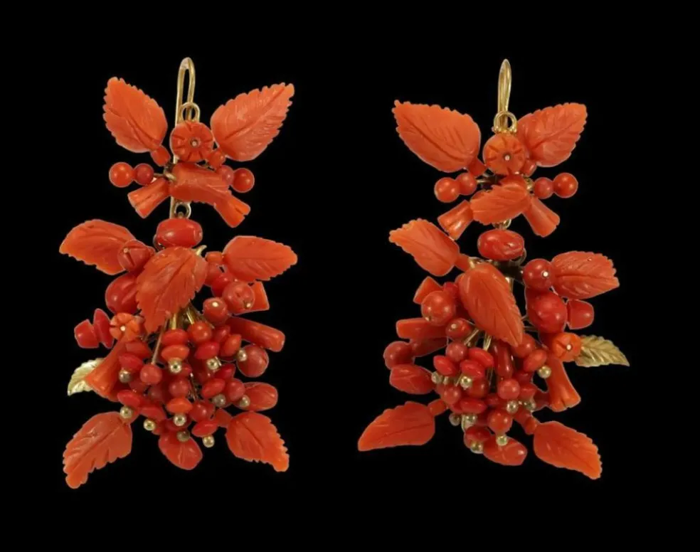 Boucles d'oreilles antiques en or et corail