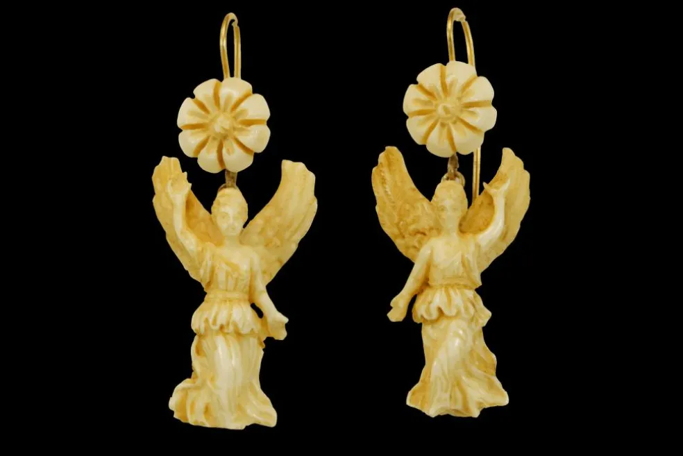 Boucles d'oreilles antiques en or sculptées en ivoire