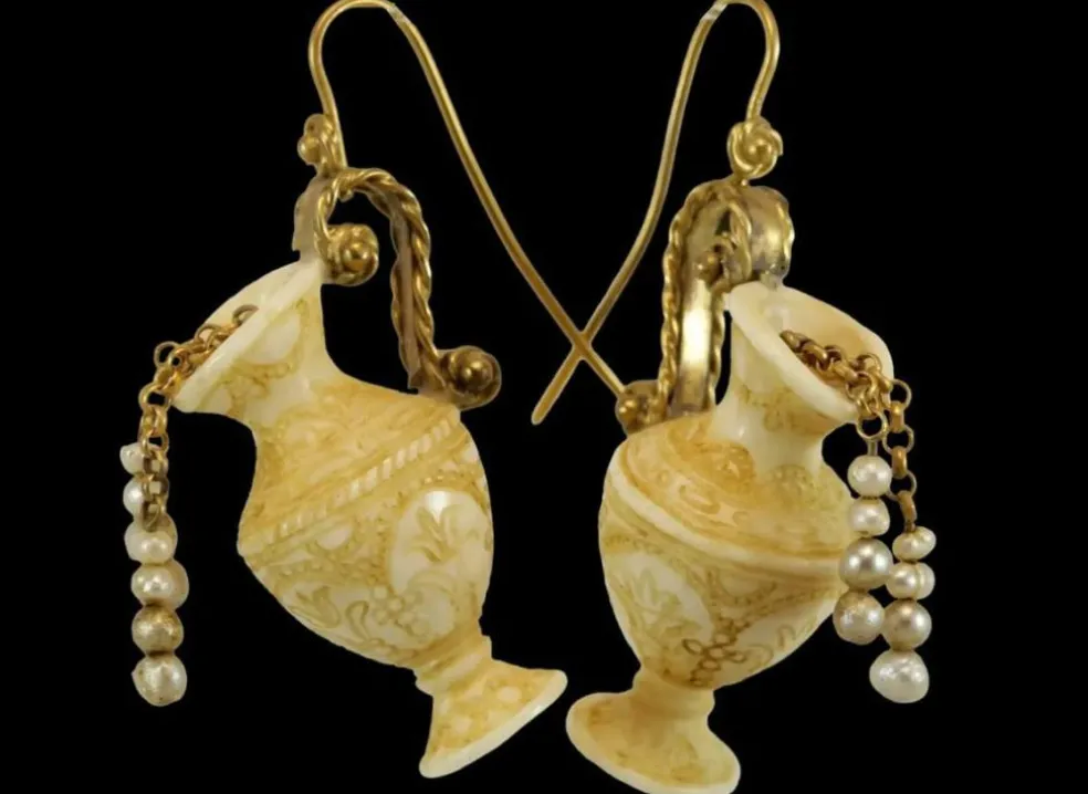 Boucles d'oreilles antiques en or sculptées en ivoire