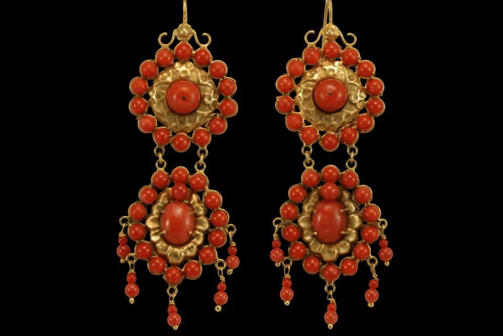 Boucles d'oreilles antiques en or corail