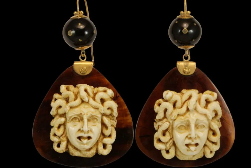 Boucles d'oreilles antiques en or et écaille de tortue avec camées Medusa en ivoire