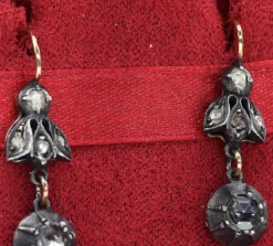 Boucles d'oreilles antiques de l'époque victorienne