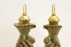 Boucles d'oreilles antiques en or sculptées dans la lave