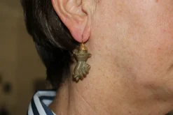 Boucles d’oreilles antiques en or sculpté de lave