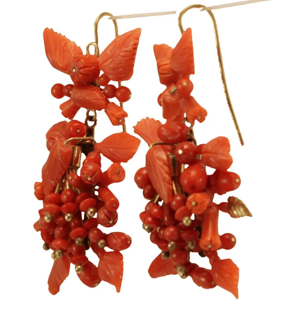 Boucles d'oreilles antiques en or et corail