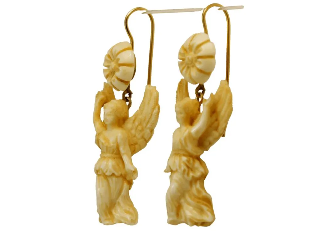 Boucles d'oreilles antiques en or sculptées en ivoire