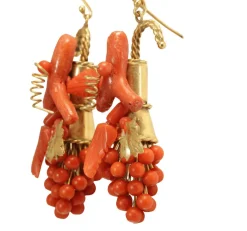 Boucles d'oreilles antiques en or et corail