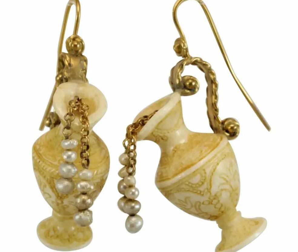 Boucles d'oreilles antiques en or sculptées en ivoire