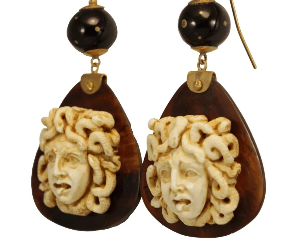 Boucles d'oreilles antiques en or et écaille de tortue avec camées Medusa en ivoire