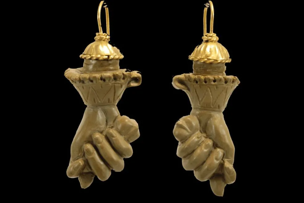 Boucles d’oreilles antiques en or sculpté de lave