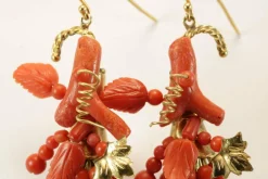 Boucles d'oreilles antiques en or et corail