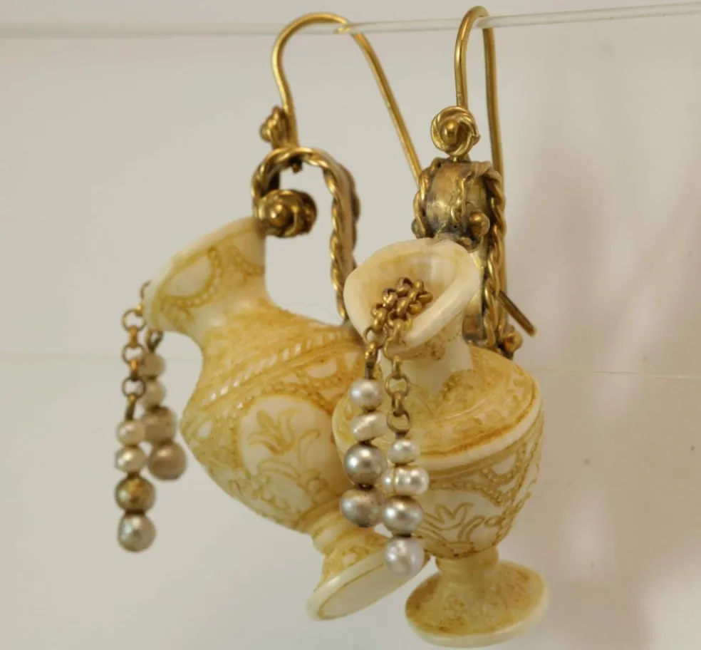 Boucles d'oreilles antiques en or sculptées en ivoire