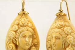 Boucles d'oreilles antiques en or camées de lave