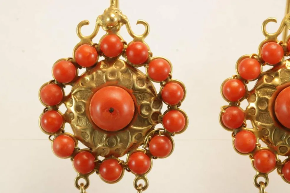 Boucles d'oreilles antiques en or corail
