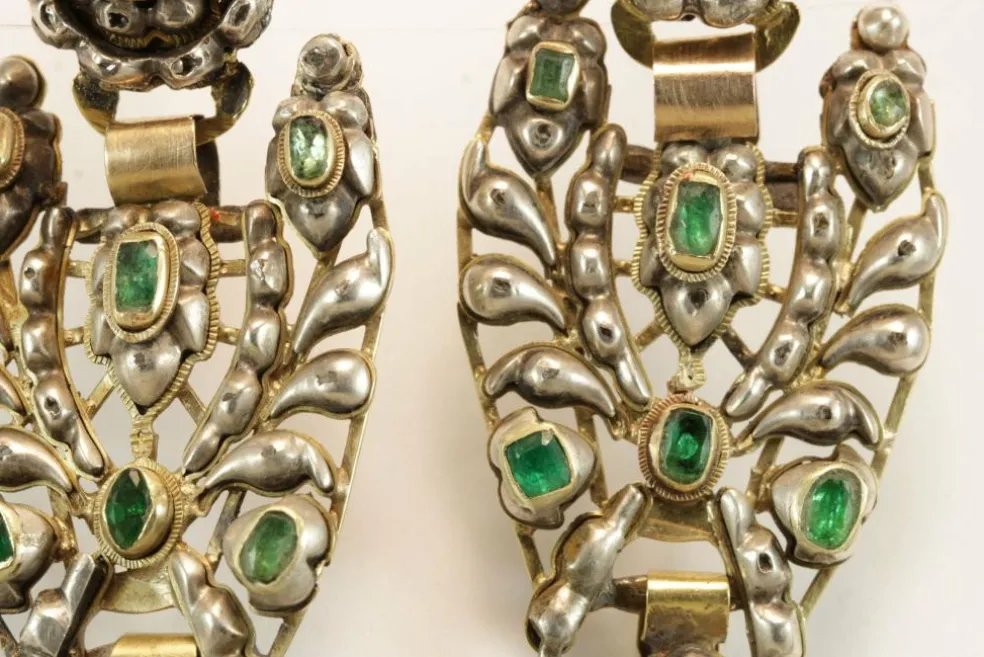 Boucles d'oreilles antiques en or jaune émeraude et diamant