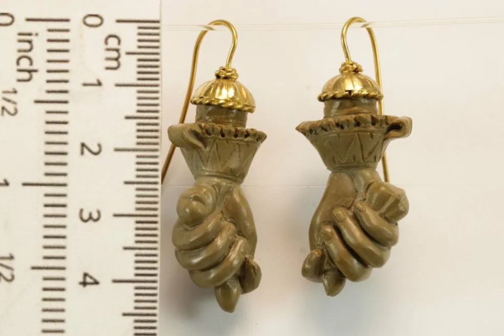 Boucles d'oreilles antiques en or sculpté de lave