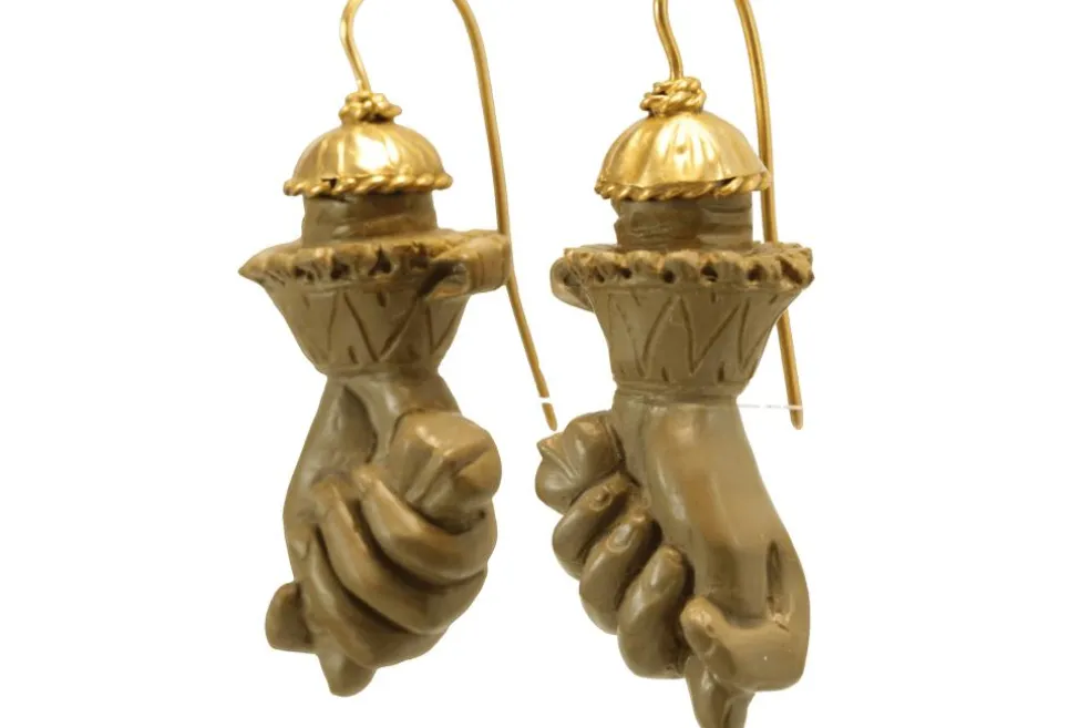 Boucles d’oreilles antiques en or sculpté de lave