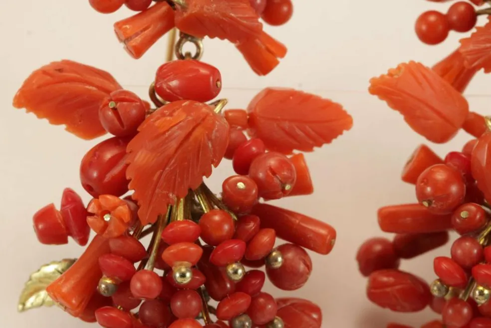Boucles d'oreilles antiques en or et corail