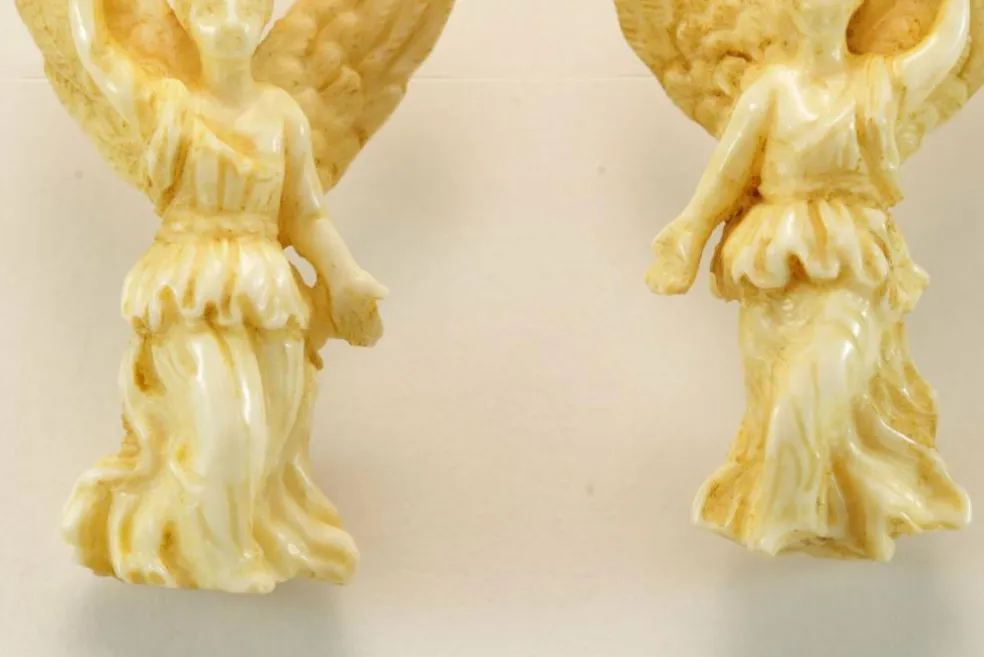 Boucles d'oreilles antiques en or sculptées en ivoire