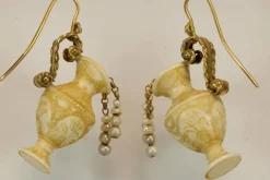 Boucles d'oreilles antiques en or sculptées en ivoire