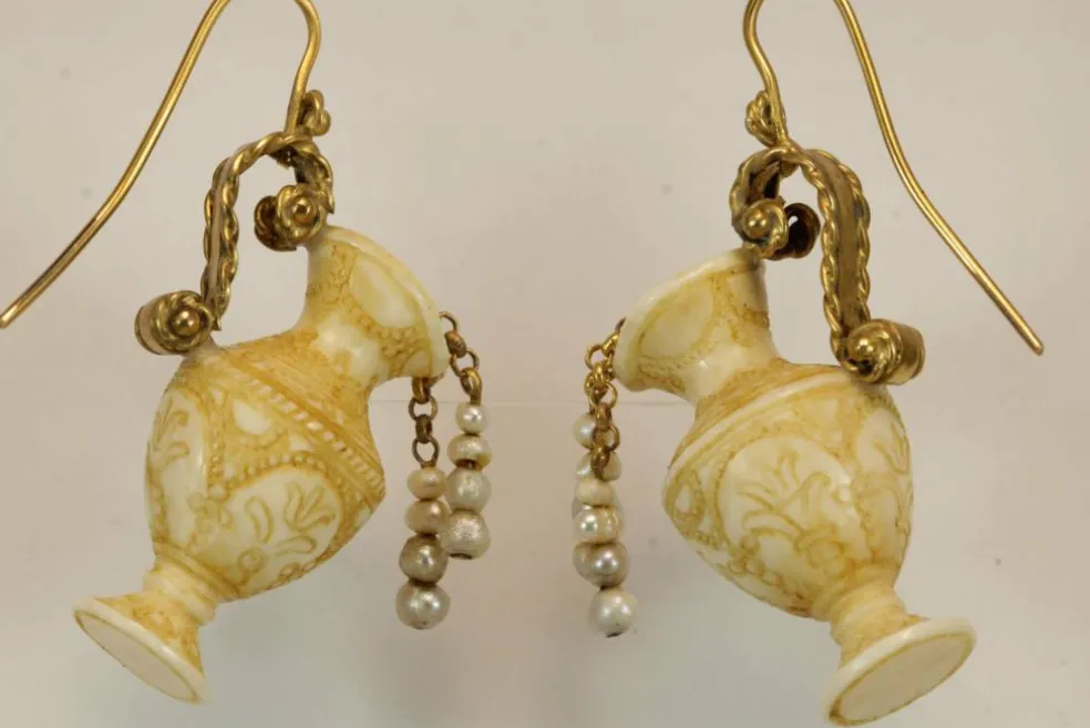Boucles d'oreilles antiques en or sculptées en ivoire