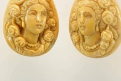 Boucles d'oreilles antiques en or camées de lave