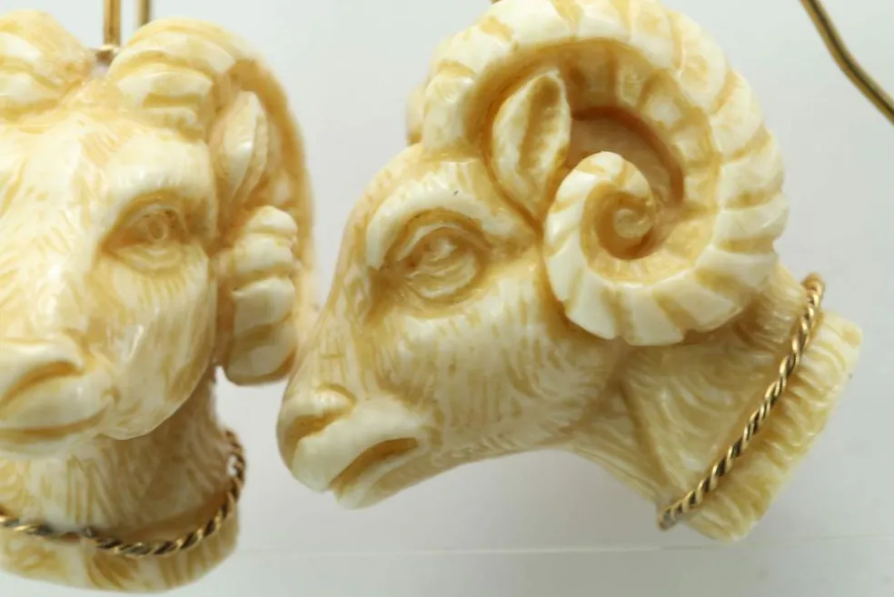 Boucles d'oreilles antiques ivoire sculpté