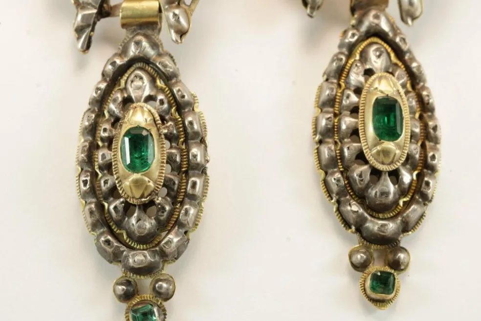 Boucles d'oreilles antiques en or jaune émeraude et diamant