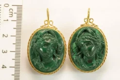 Boucles d'oreilles antiques en or avec camées de malachite