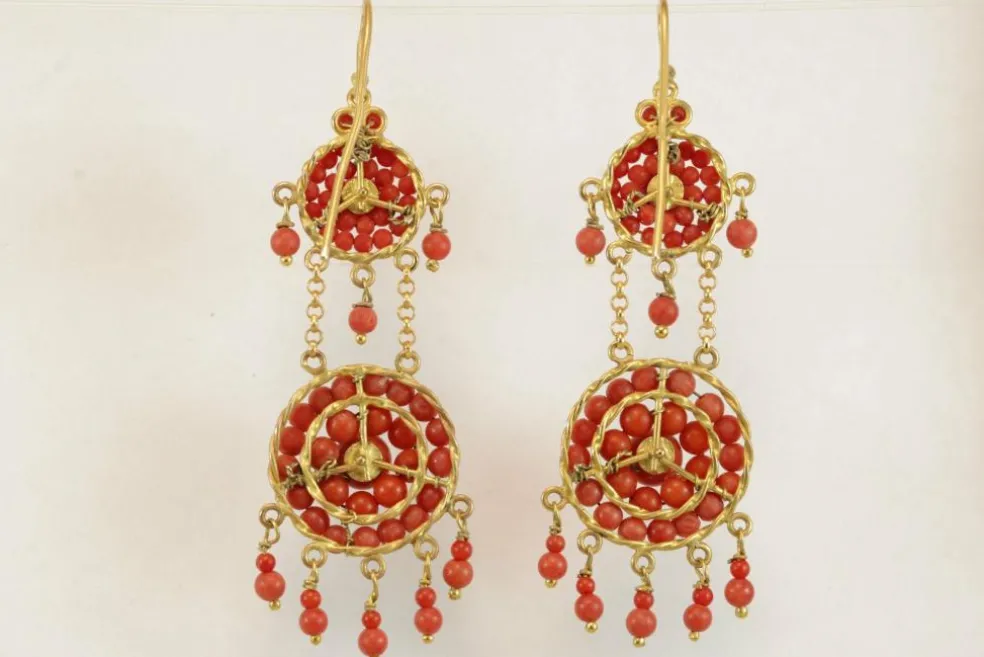 Boucles d'oreilles antiques en or corail