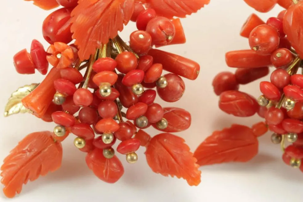 Boucles d'oreilles antiques en or et corail