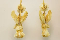 Boucles d'oreilles antiques en or sculptées en ivoire