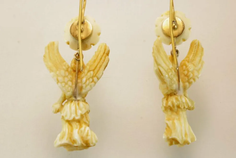 Boucles d'oreilles antiques en or sculptées en ivoire