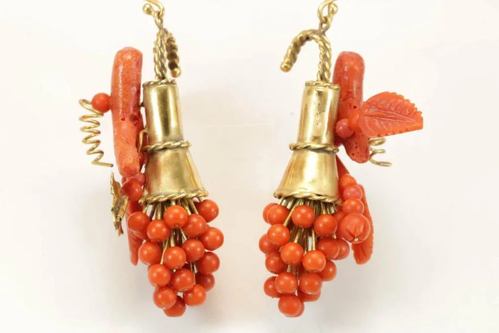 Boucles d'oreilles antiques en or et corail
