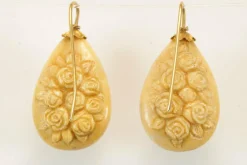 Boucles d'oreilles antiques en or camées de lave