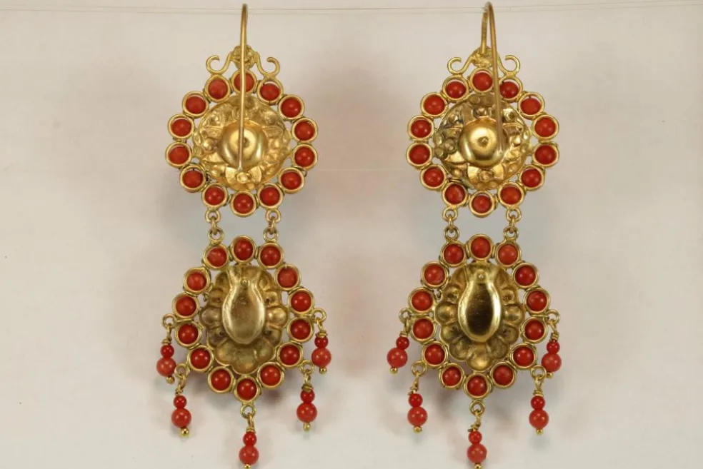 Boucles d'oreilles antiques en or corail