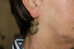 Boucles d'oreilles antiques en or sculptées dans la lave