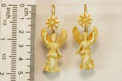 Boucles d'oreilles antiques en or sculptées en ivoire