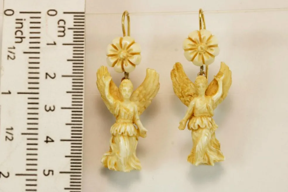 Boucles d'oreilles antiques en or sculptées en ivoire