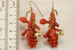 Boucles d'oreilles antiques en or et corail
