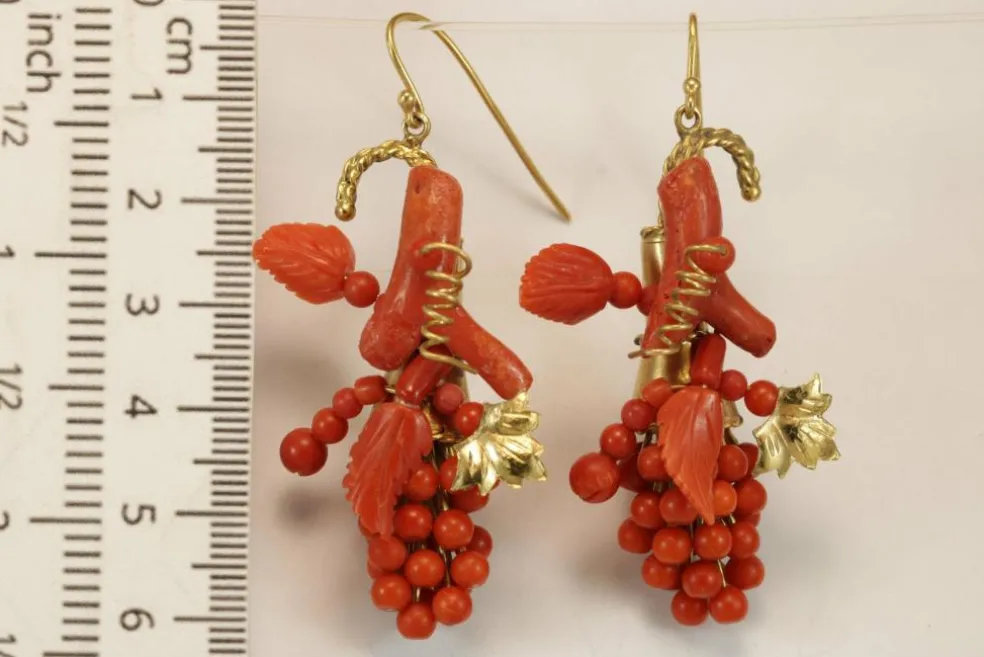 Boucles d'oreilles antiques en or et corail