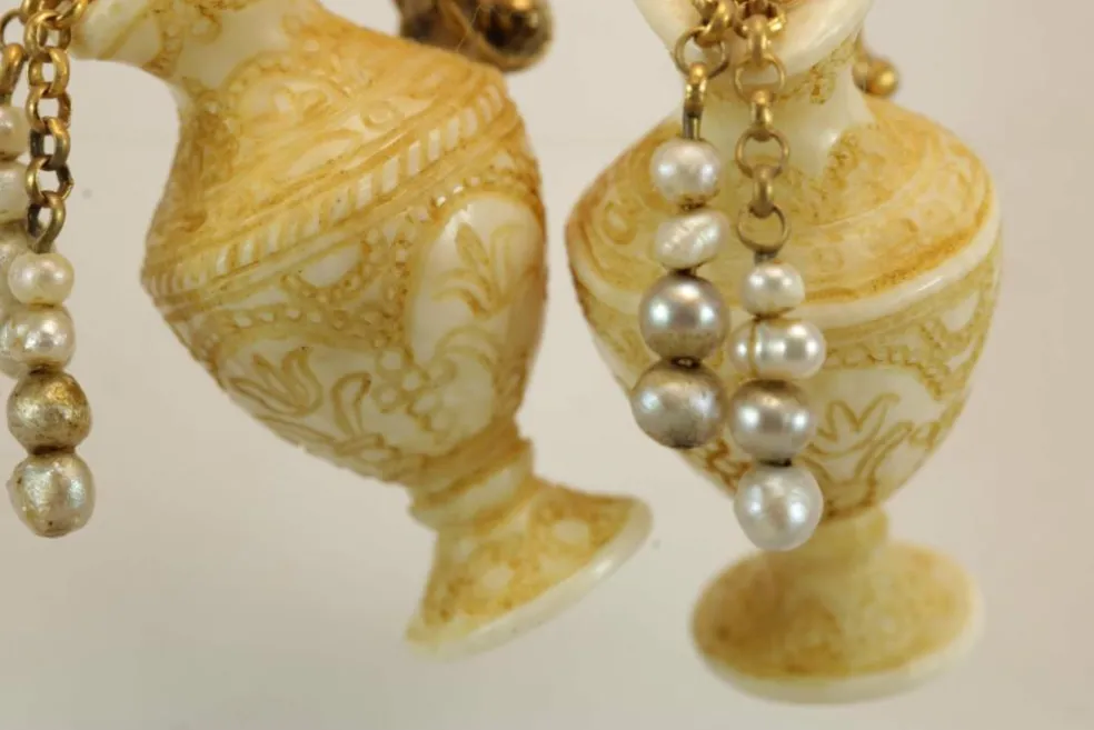 Boucles d'oreilles antiques en or sculptées en ivoire