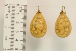 Boucles d'oreilles antiques en or camées de lave