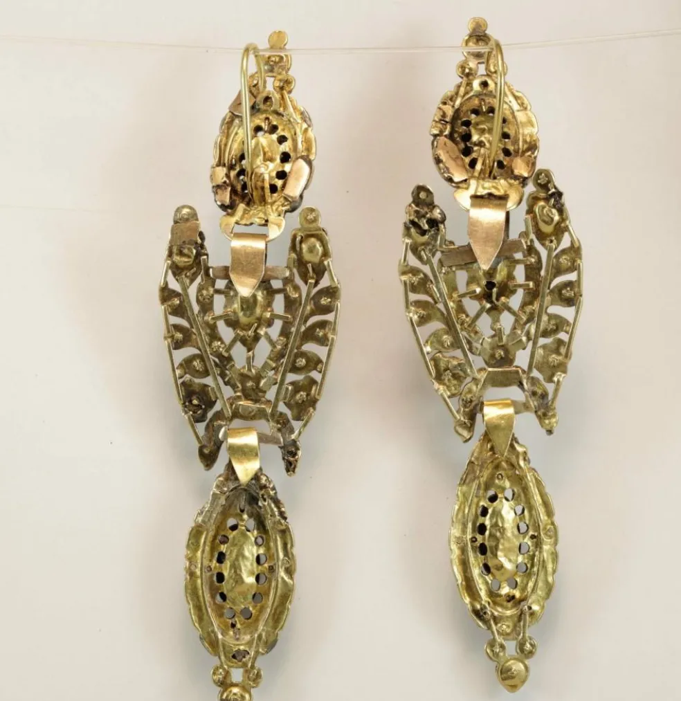 Boucles d'oreilles antiques en or jaune émeraude et diamant