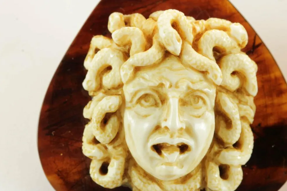Boucles d'oreilles antiques en or et écaille de tortue avec camées Medusa en ivoire