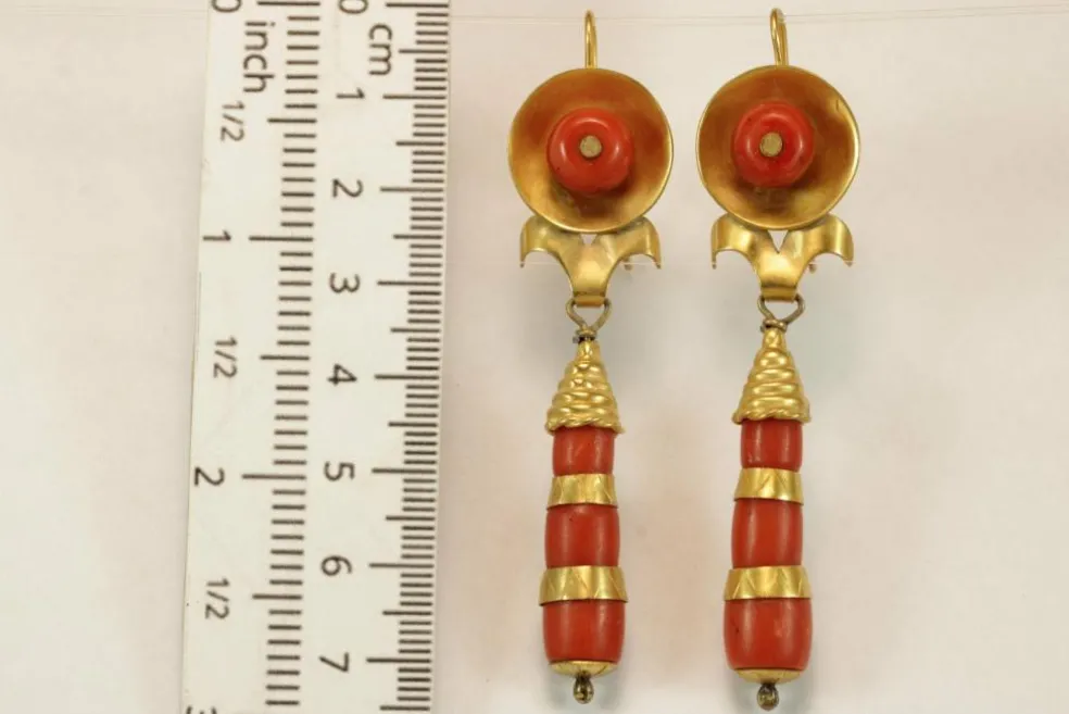 Boucles d'oreilles antiques en or corail