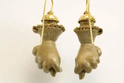 Boucles d’oreilles antiques en or sculpté de lave