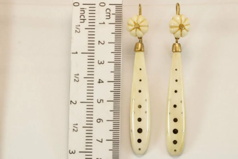 Boucles d'oreilles antiques en or piqué ivoire