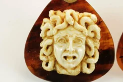 Boucles d'oreilles antiques en or et écaille de tortue avec camées Medusa en ivoire