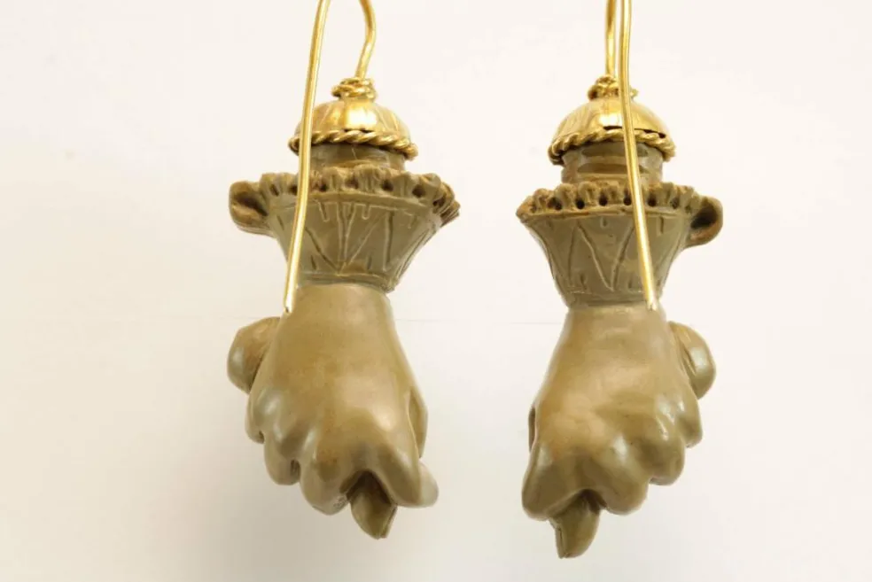 Boucles d'oreilles antiques en or sculptées dans la lave
